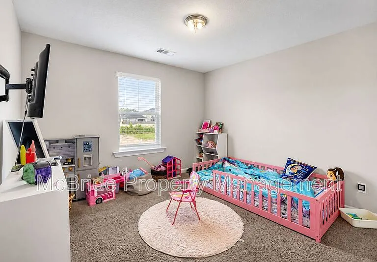 560 Hampton Dr — Photo 15