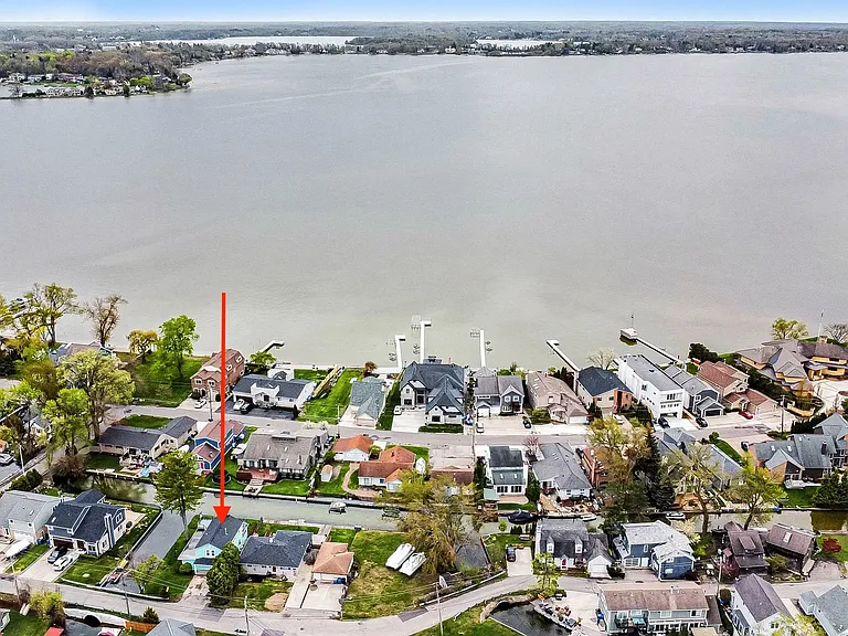 1430 Rossdale Dr — Photo 2