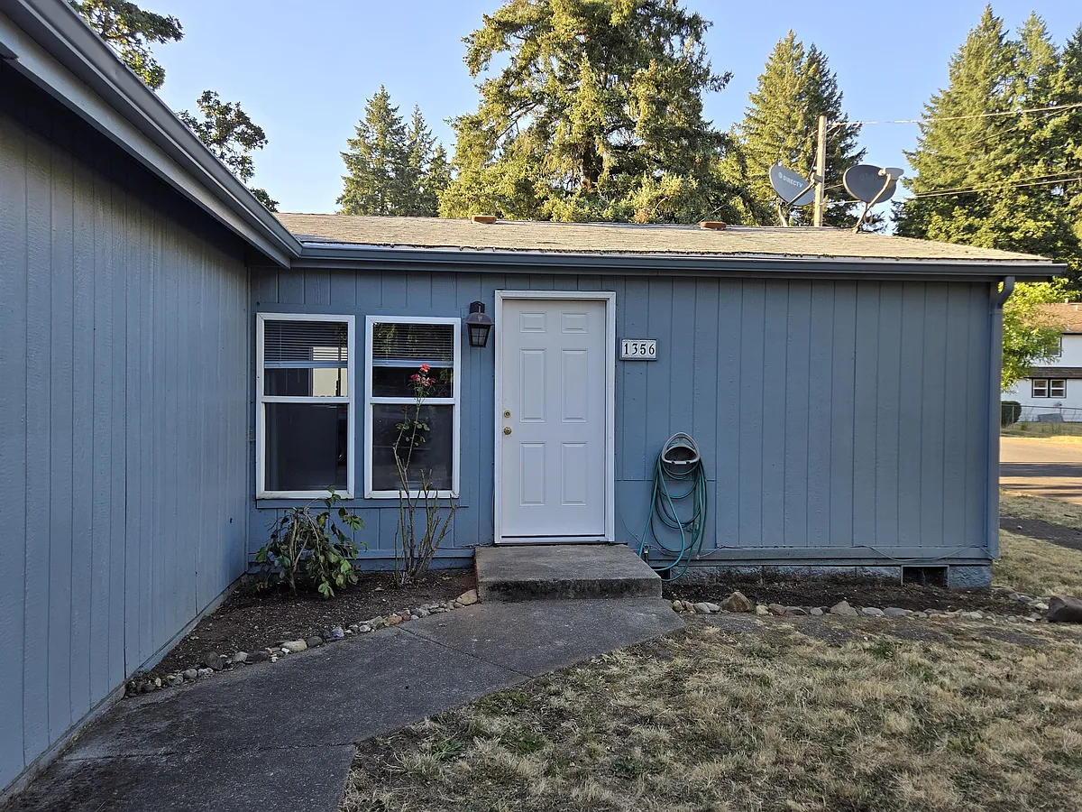 Building Photo - 1356 Elm St
