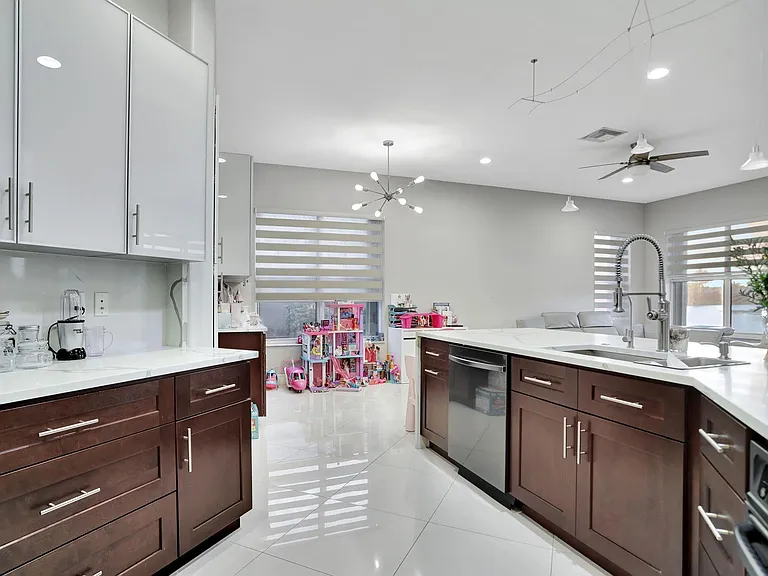 6355 NW 107th Ter — Photo 16