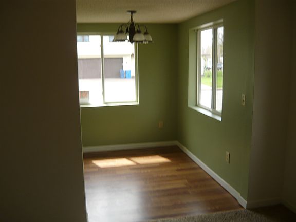 4th image of 565 W 2nd St