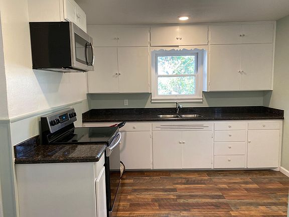 3rd image of 901 E Austin Ave