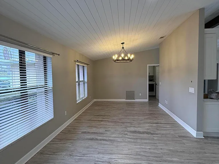 1017 SE Walters Ter — Photo 11