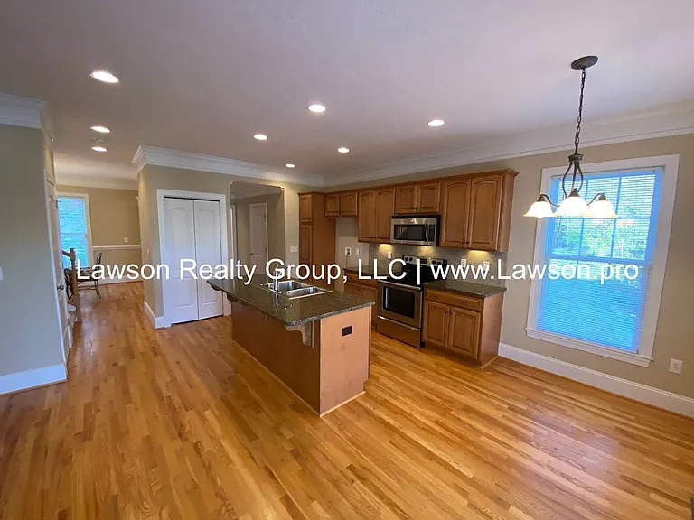 3800 Greenway Dr SW — Photo 10