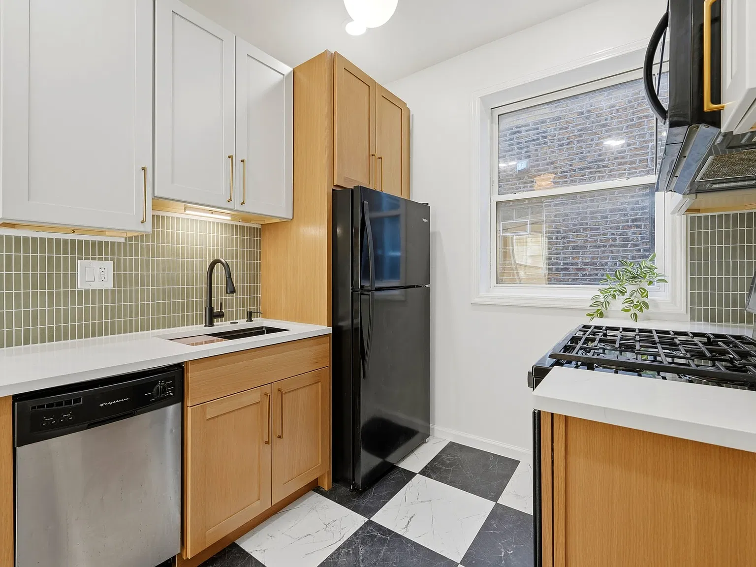 2 bed, 1000 sqft, $2,700 — Photo 1