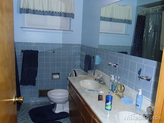 4th image of 27568 Fairfield Dr