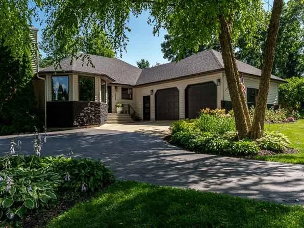 3925 Silver Fox Dr, Belvidere, IL 61008