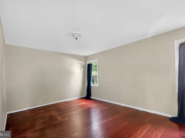 8815 Newport Ct — Photo 6