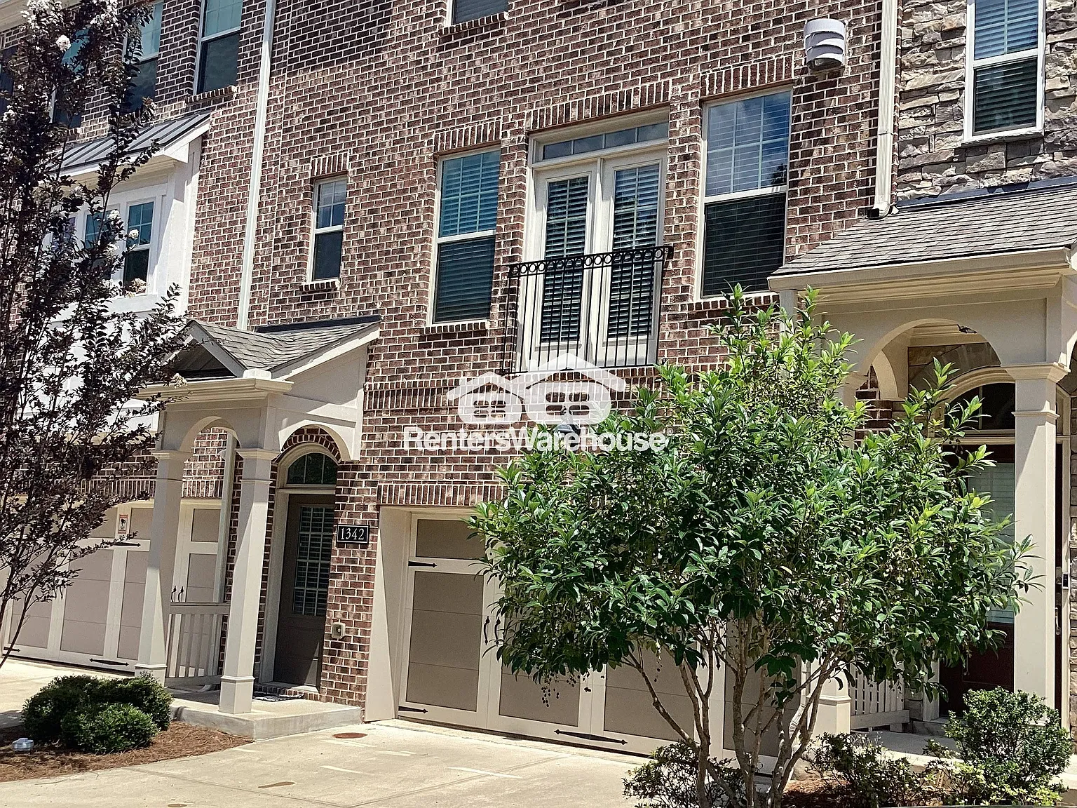 Absolutely stunning townhome in Gated Swim Community in Brookhaven — Photo 2