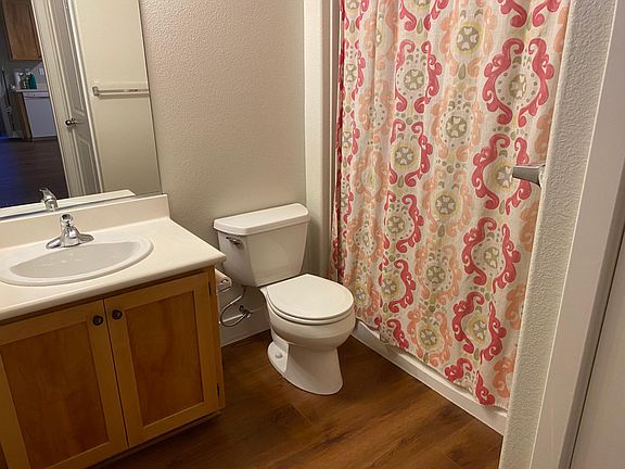 Clean bathroom with bathtub/shower