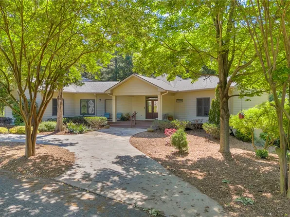 54 Yacht Club Ct, Hartwell, GA 30643