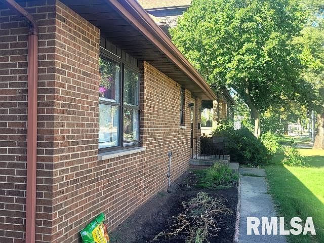 2nd image of 526 S Grand Ave W