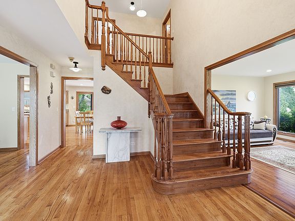 3rd image of 406 Woodview Dr