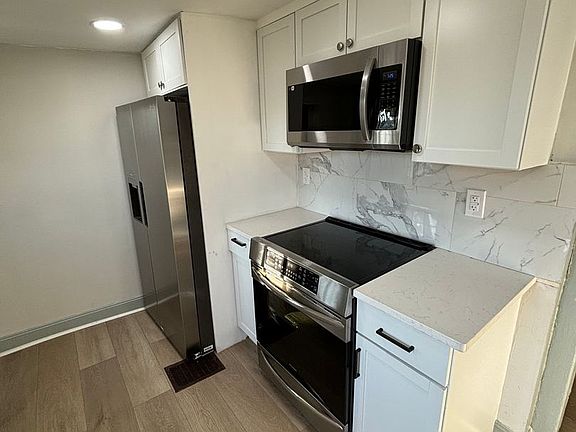 3rd image of 558 Walnut St