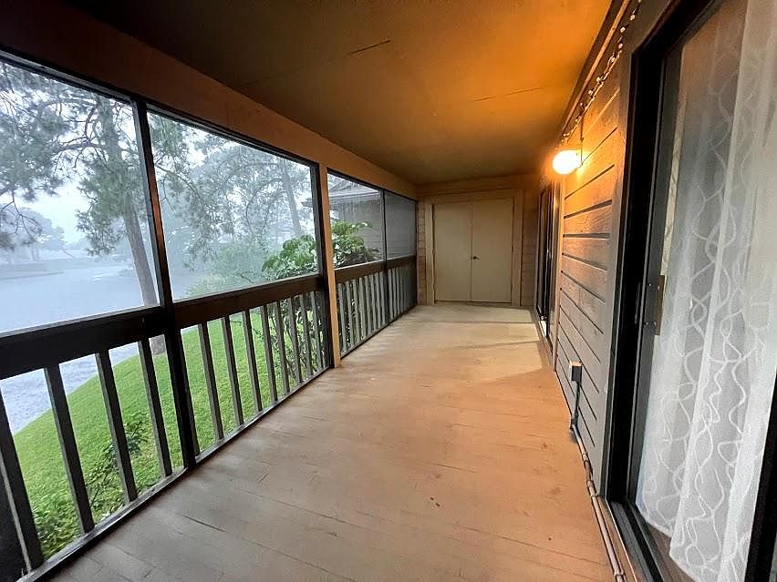 25' Screened Balcony Overlooking Lake