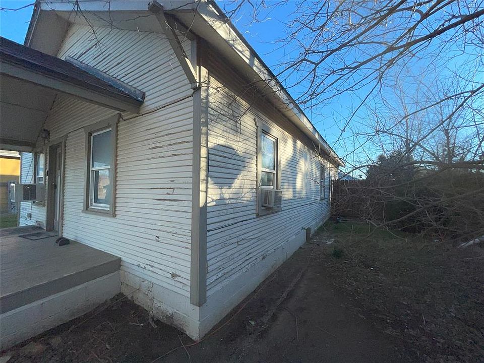 2nd image of 1103 W Woodson St
