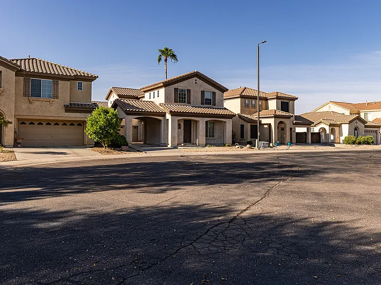 2051 E Carla Vista Dr — Photo 38