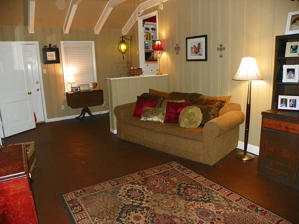 living area (has fireplace)