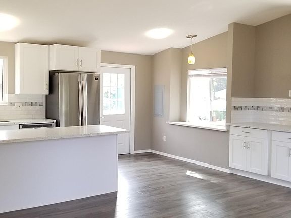 4th image of 3048 Hollywood Ave NE