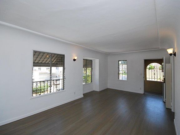 3rd image of 8260 Romaine St #8260