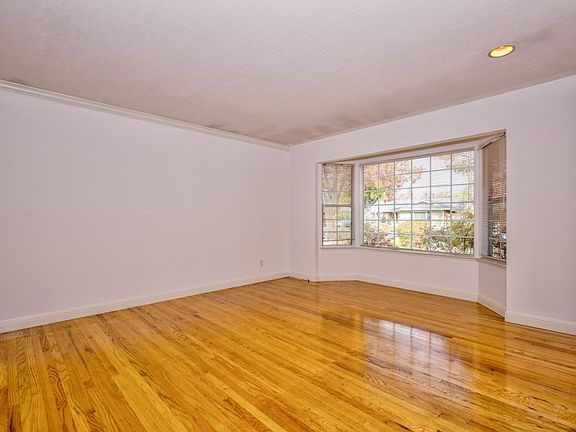 4th image of 5026 Lassen Ave