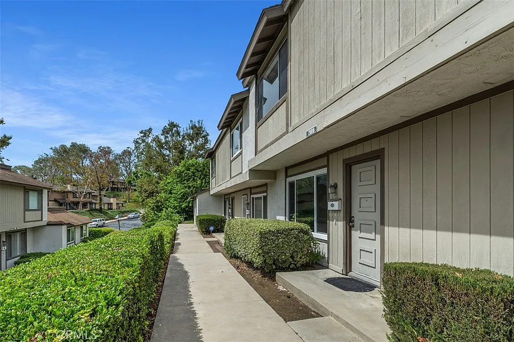 3 bed, 1.5 bath, 1038 sqft, $3,300 — Photo 2