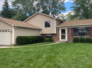 2457 Forest View Rd, Lindenhurst, IL 60046