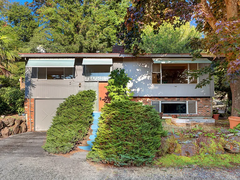 8700 25th Ave NE — Photo 1