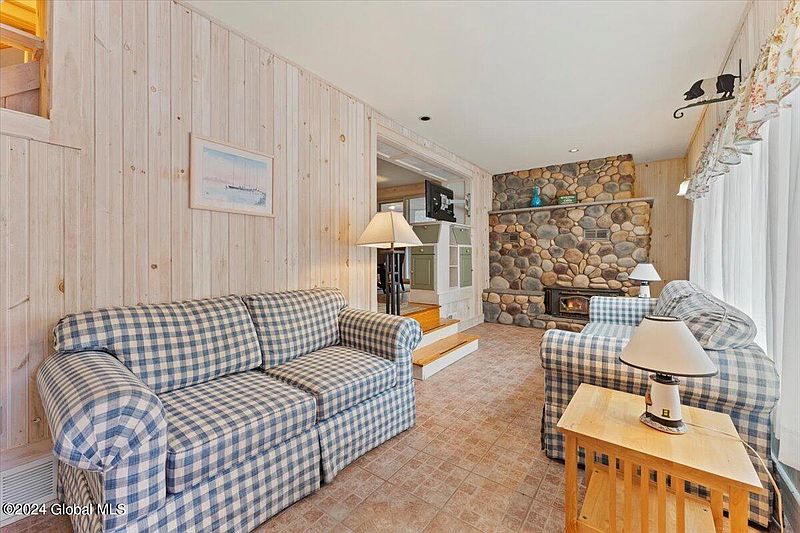 4th image of 398 Potter Hill Road