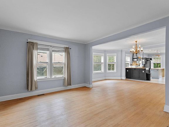 4th image of 700 Summit Ave