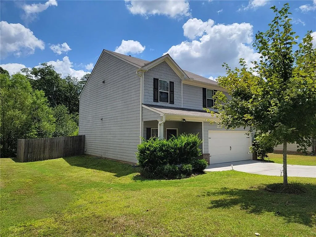 4 bed, 2.5 bath, 2076 sqft, $2,300 — Photo 2