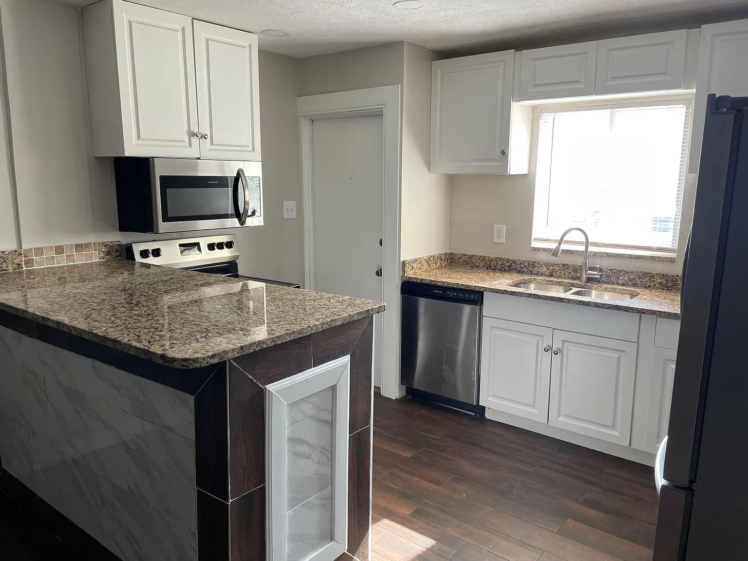 2 bed, 819 sqft, $1,695 — Photo 3