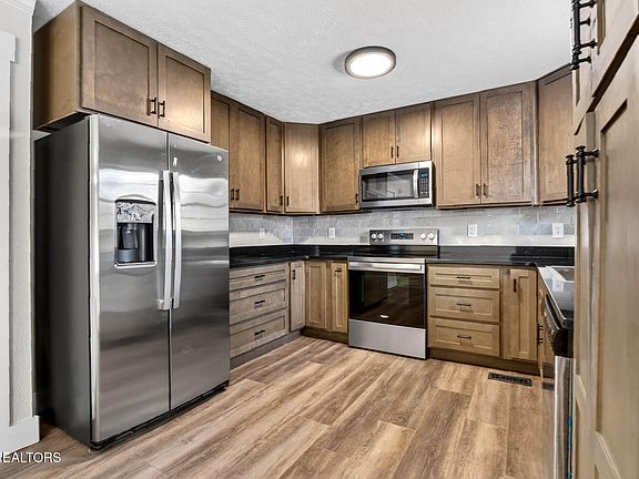 4th image of 1050 Briar Ct