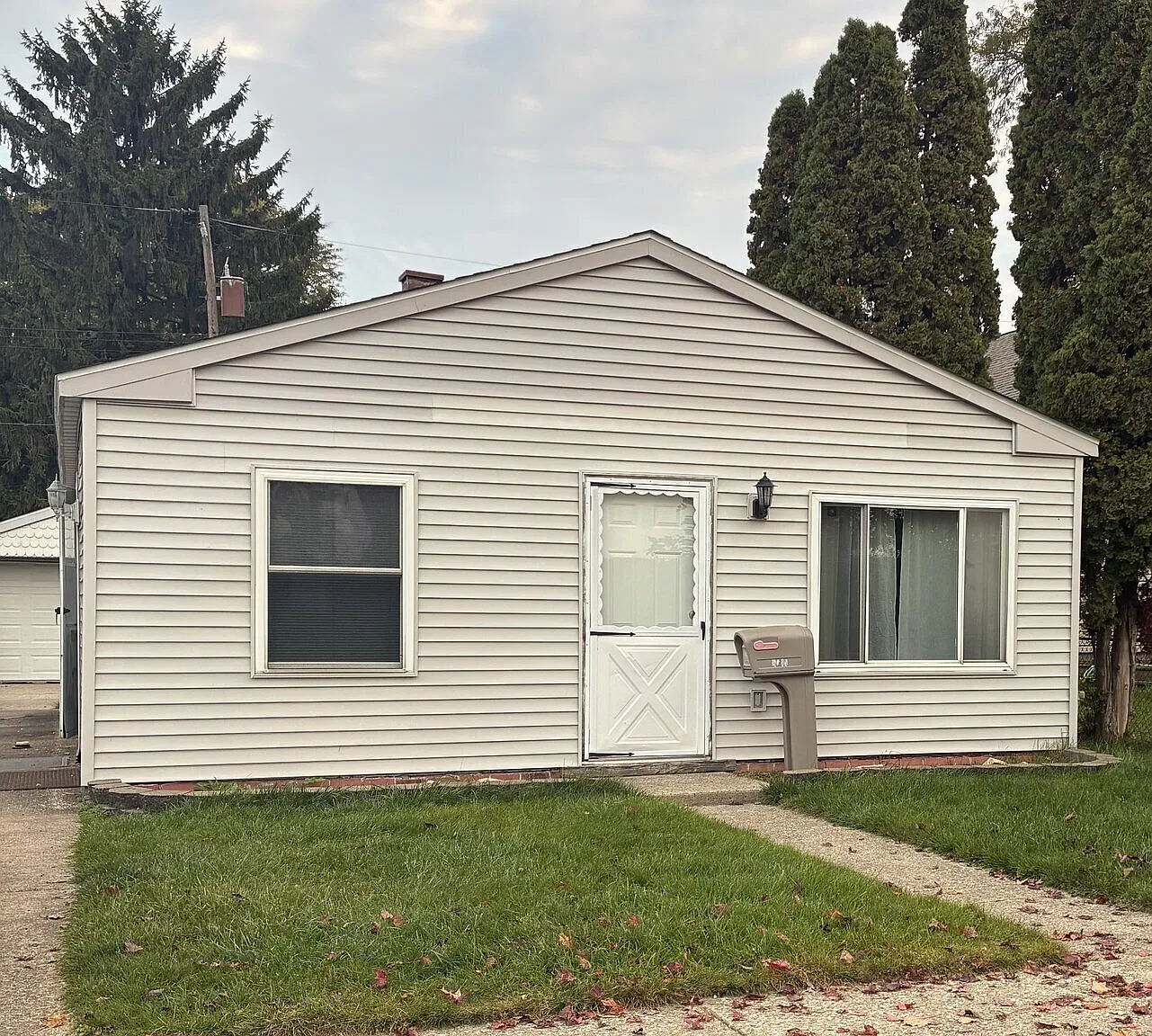 Fall in Love with Your New Home! Cozy 3-Bedroom Point Place Gem Available Now! — Photo 1