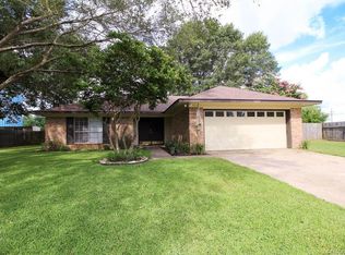 5202 Foxglove Dr, Bossier City, LA 71112