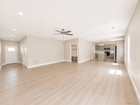 3rd image of 321 Kearbey Dr