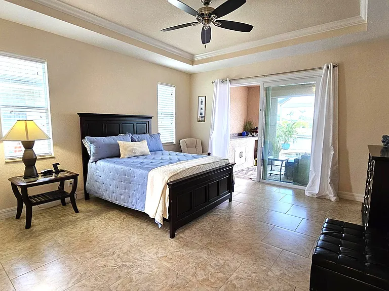 Master bedroom-queen bed