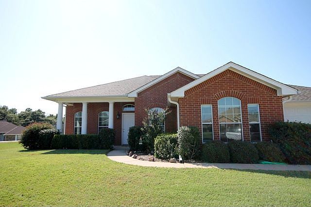 1st image of 838 Greenwood Cir