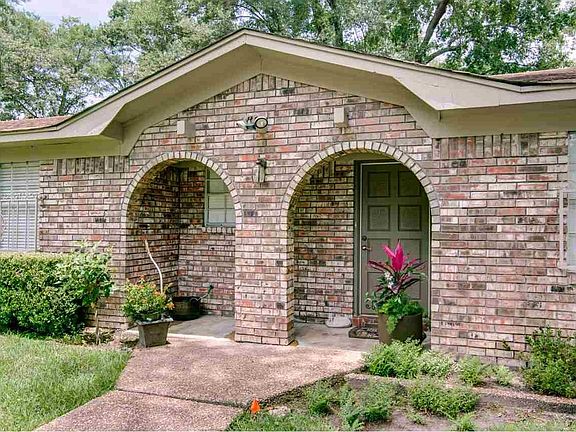 2nd image of 7 Green Oaks Pl