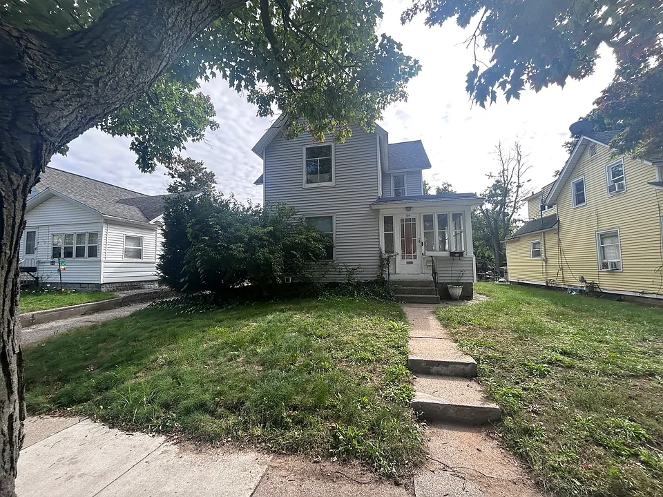 126 1/2 E 15th St #2