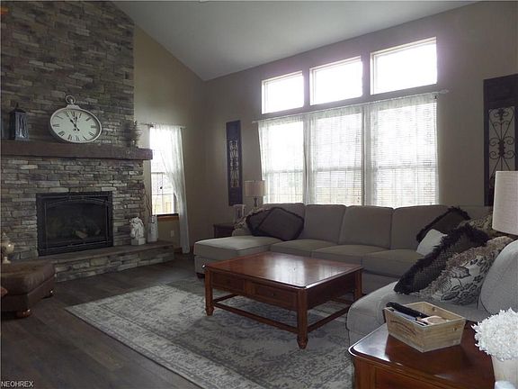 3rd image of 387 Farmington Cir
