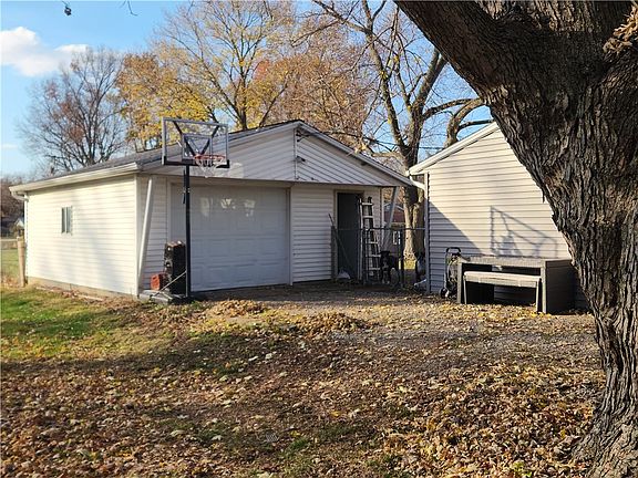 4th image of 647 Wilson Ave