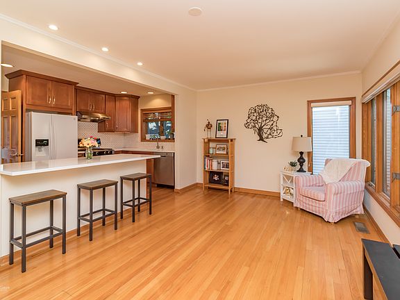 2nd image of 1201 N Hickory Ave