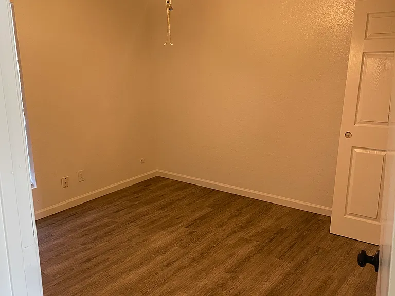 208 N Crenshaw St — Photo 12