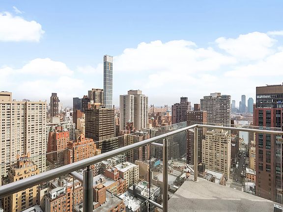 5th image of 310 E 53rd St APT 30A