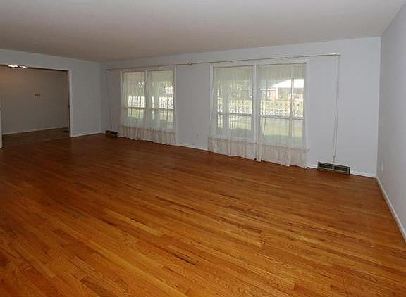 5th image of 5092 Towne Centre Dr