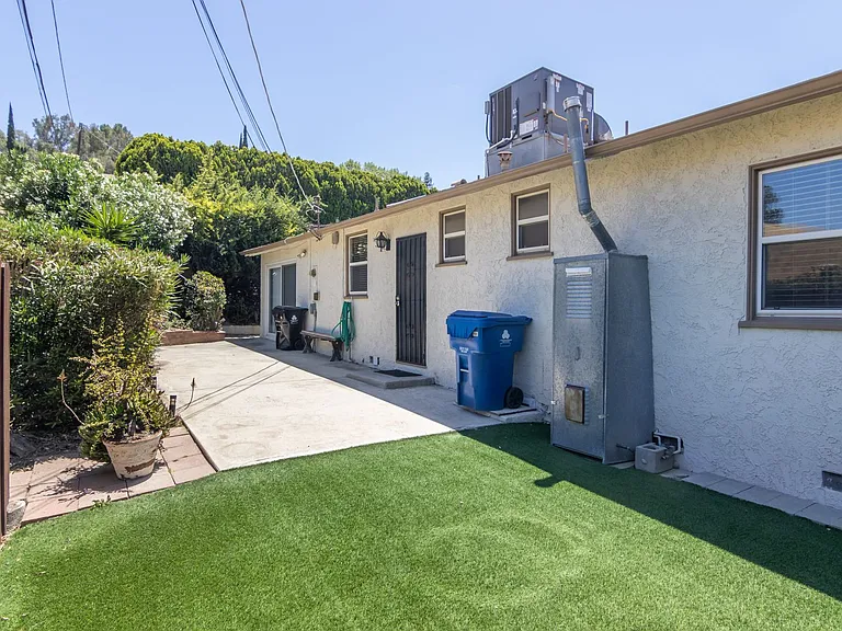 22436 Avenue San Luis — Photo 19