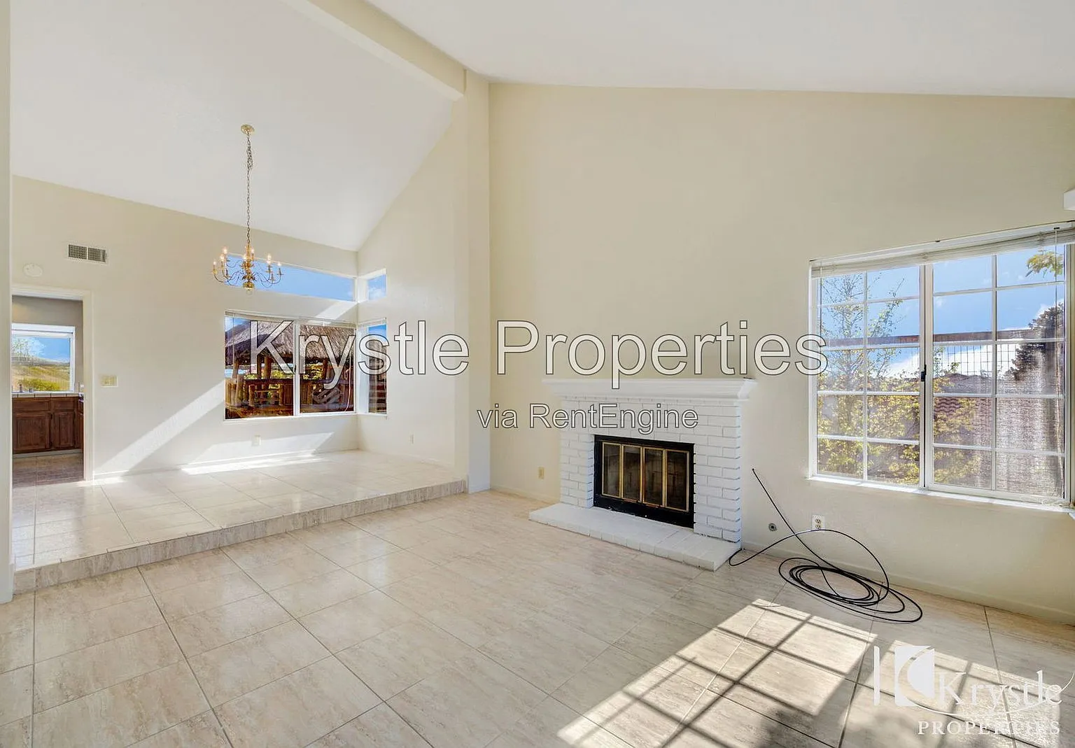 5 bed, 3.0 bath, 2362 sqft, $3,900 — Photo 3