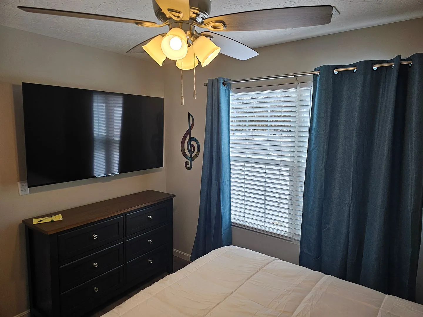 4 bed, 3.0 bath, 1622 sqft, $5,995 — Photo 4