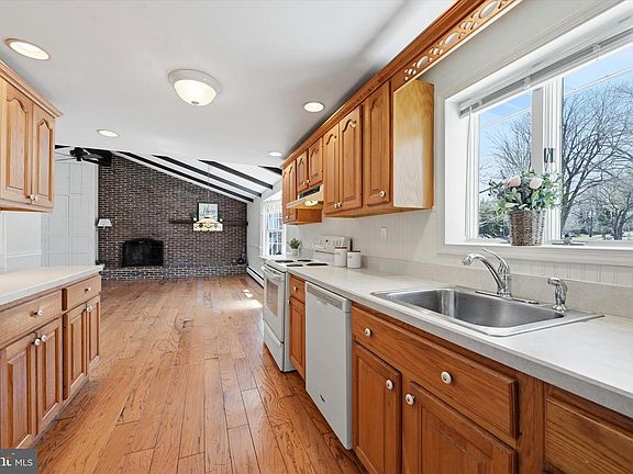 5th image of 51 Rampart E